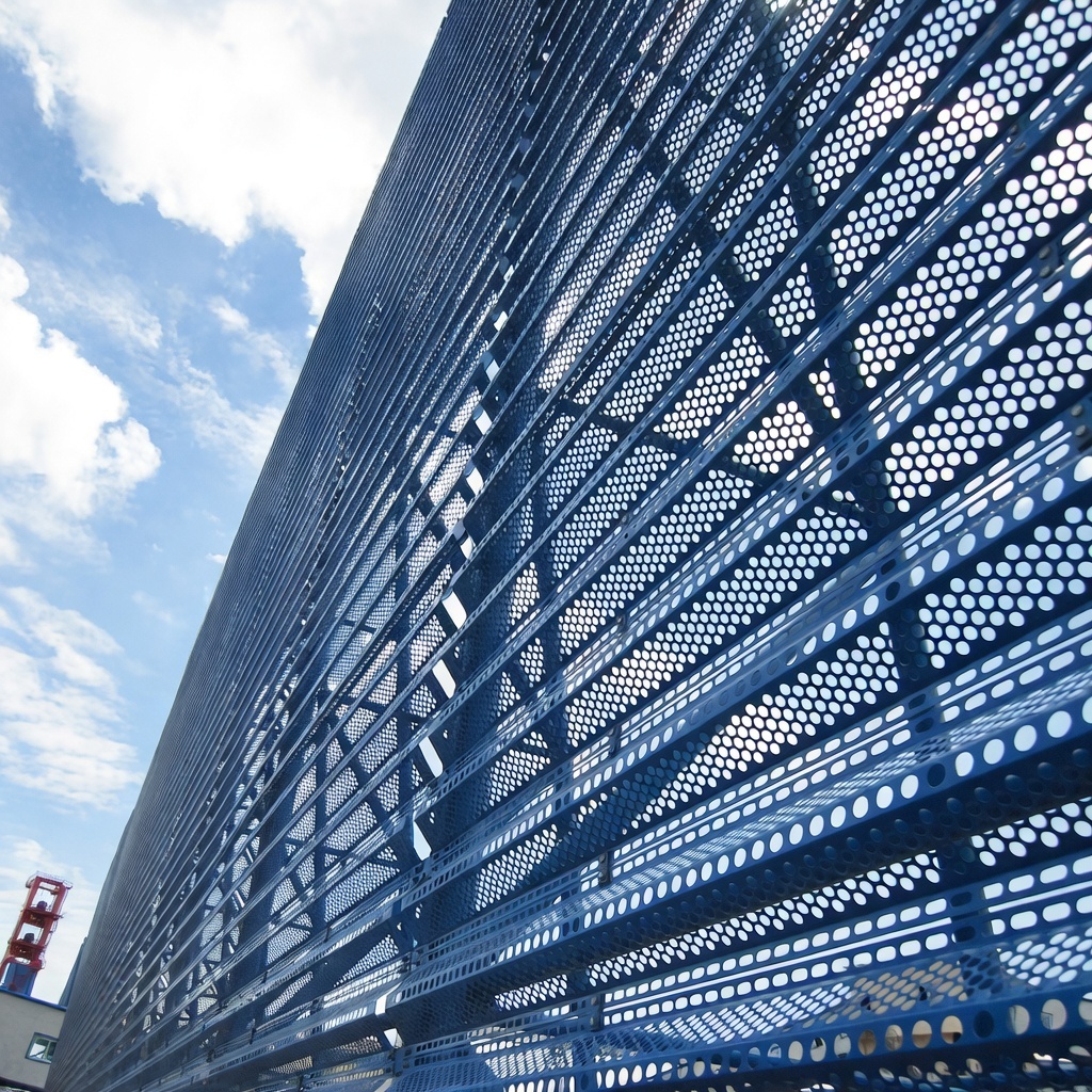 Перфорированный профлист на фасаде здания