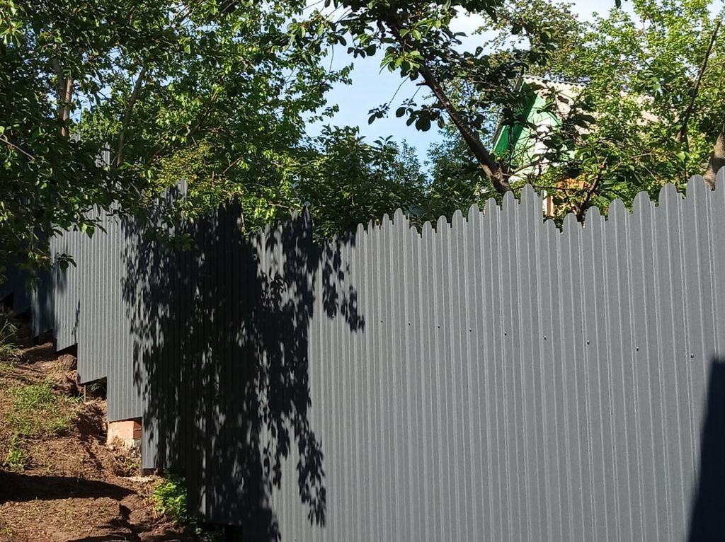 Забор из профлиста на частном участке