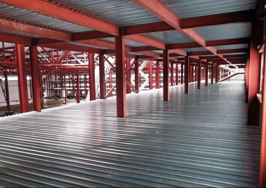 Профнастил для монолитного перекрытия на строительном объекте