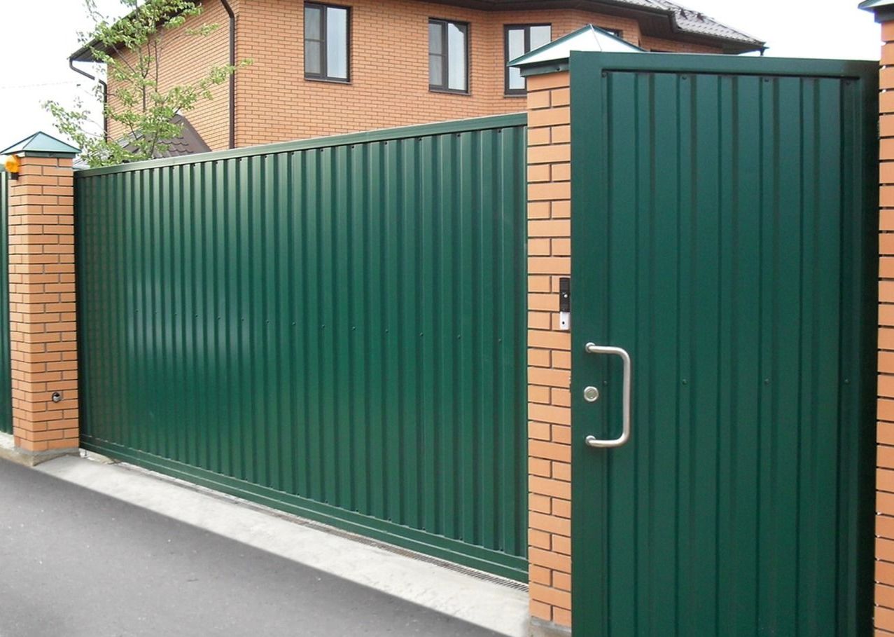 Стеновой профнастил на фасаде дома